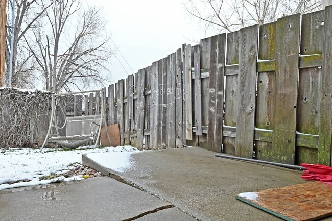 Building Photo - 2 bed 1 Bath townhouse