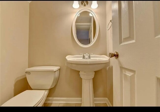 Building Photo - 810 Summer Pl NW