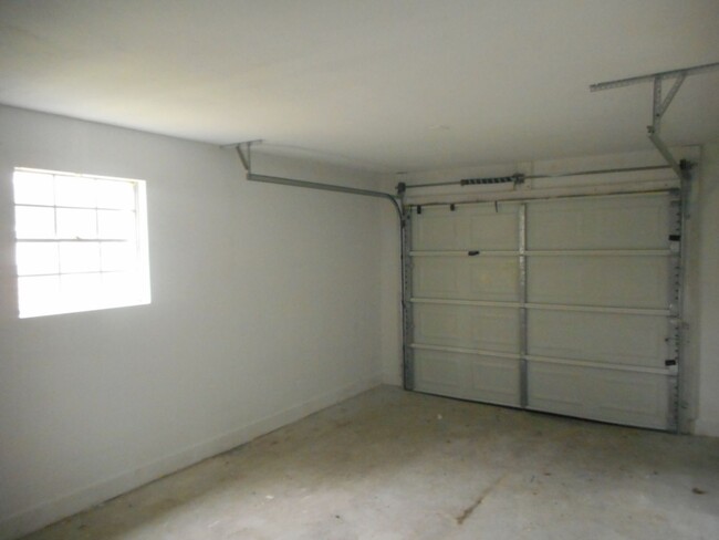 Building Photo - Charming 3 Bedroom, 1.5 Bath Home with Gar...