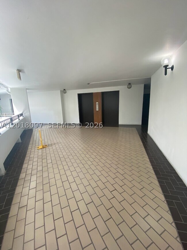Building Photo - 13951 Kendale Lakes Dr