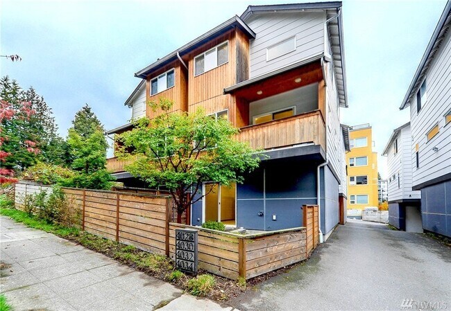 Building Photo - 4032 Pasadena Pl NE