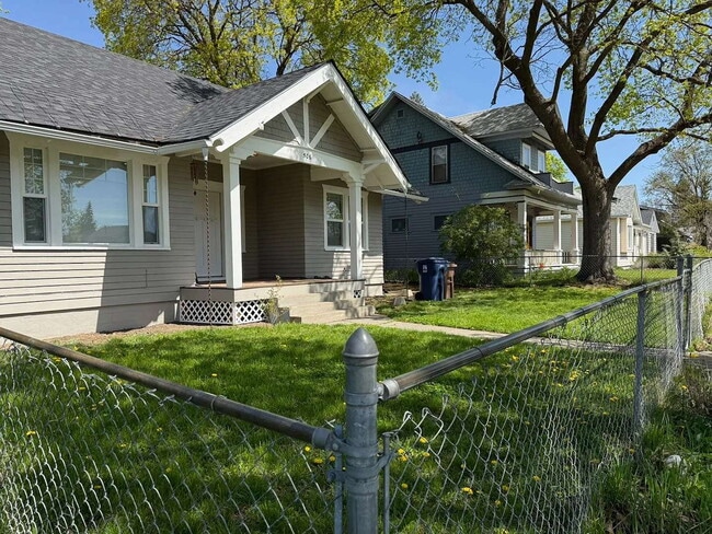 Building Photo - This remodeled 3-bedroom, 2-bath home