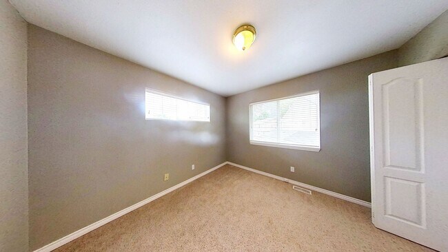 Building Photo - RENT SPECIAL! $500 OFF OF FIRST MONTH! 3 Bedroom, 2.5 Bath in the Cordata/Meridian Area!