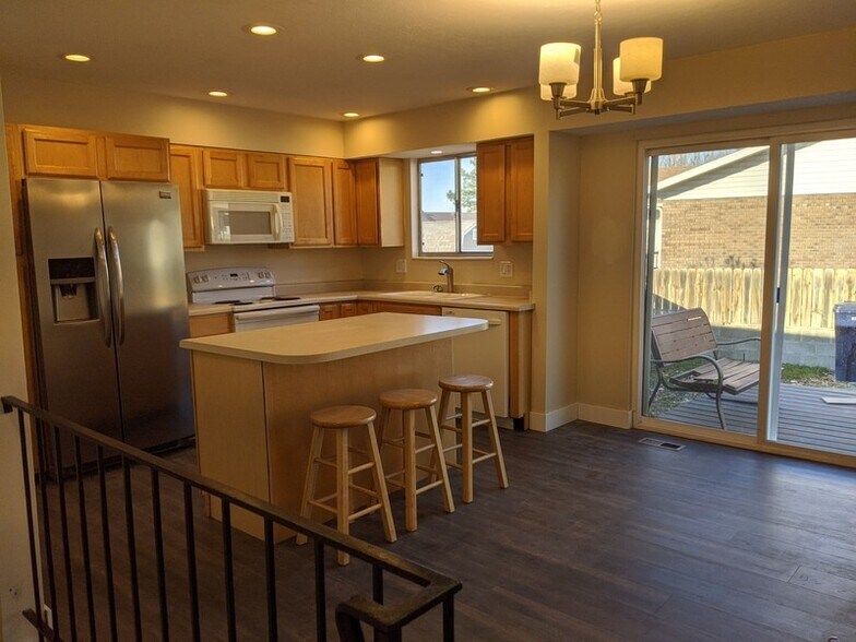 Building Photo - 1125 E Fallbrook Way