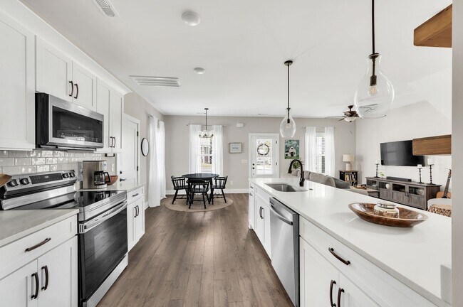 Building Photo - 1016 Sycamore Rdg E