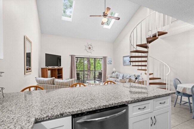Building Photo - Long Term Furnished Top Floor Condo - 2 bed/2bath with Community Pool