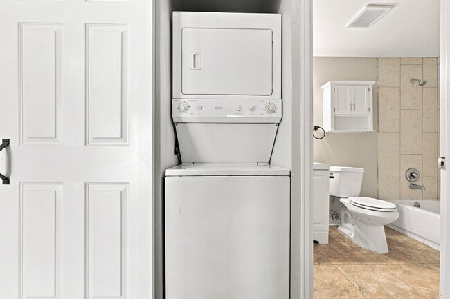 Building Photo - $1,295.95 1 bed, 1 bathroom, located in Aurora with a washer and dryer.