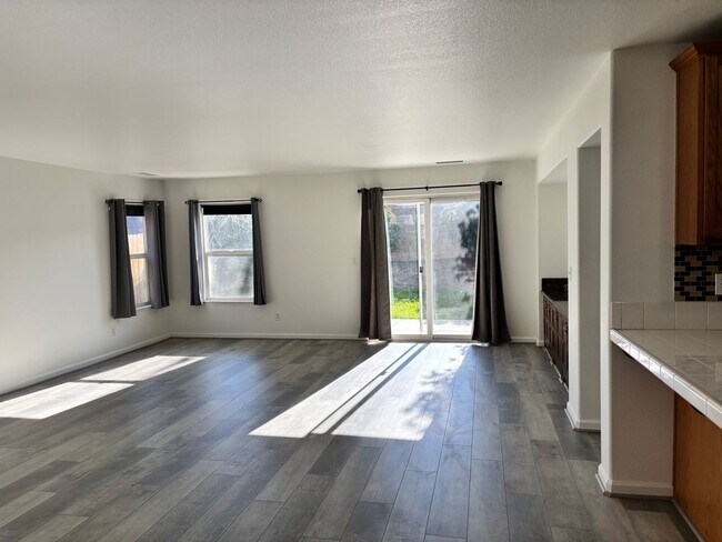 Building Photo - BEAUTIFUL, SPACIOUS,  4 BEDROOM, 2 BATHROO...