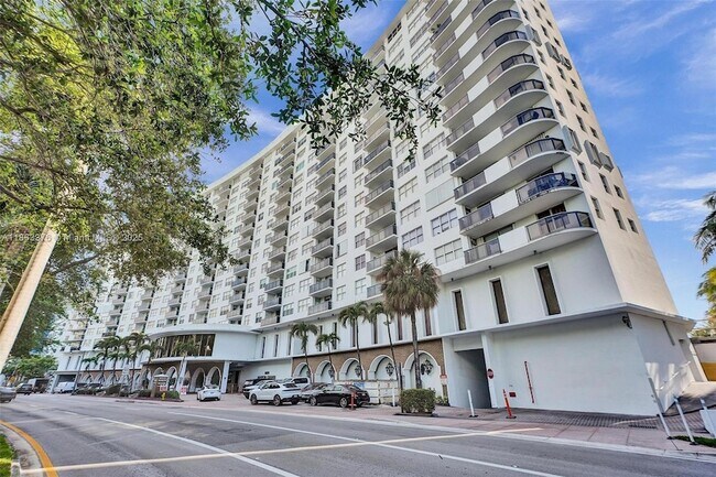 Primary Photo - 6039 Collins Ave