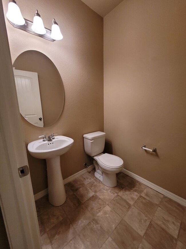 Building Photo - Spacious 4 Bedroom for Rent on Desert Lily
