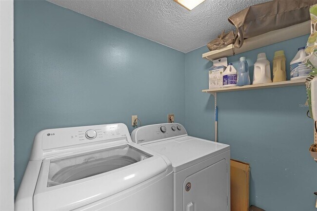 Building Photo - 260 Crown Oaks Way