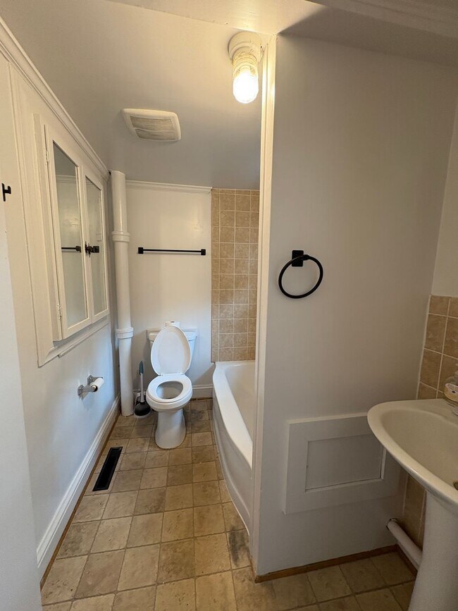 Building Photo - Spacious 2-3 bedroom house! Located on sid...