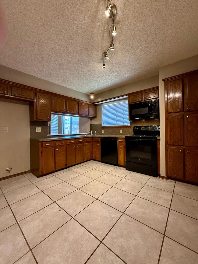 Building Photo - Updated home located in NW OKC