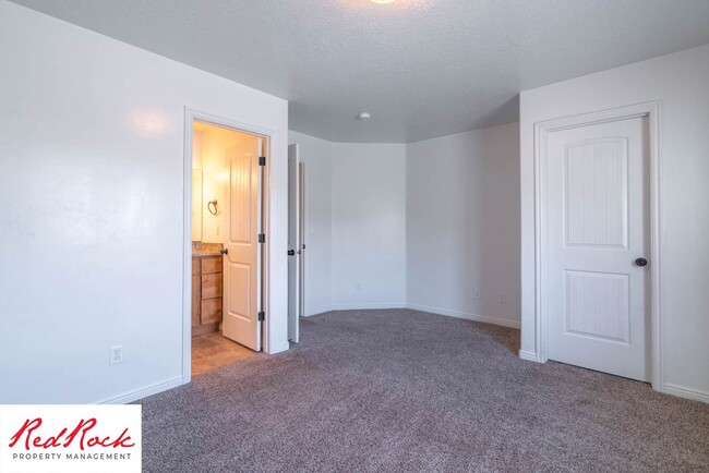 Building Photo - Pet Friendly! Spacious 4 Bedroom 3.5 Bathr...