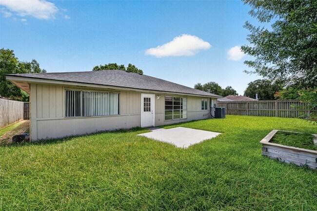 Building Photo - 15815 Thistledew Dr