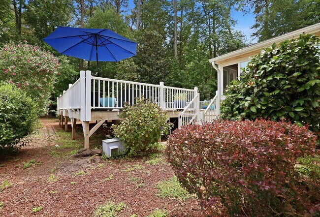 Building Photo - Three-Bedroom Home with Pool in Garner