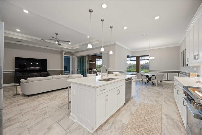 Building Photo - 645 Maraviya Blvd