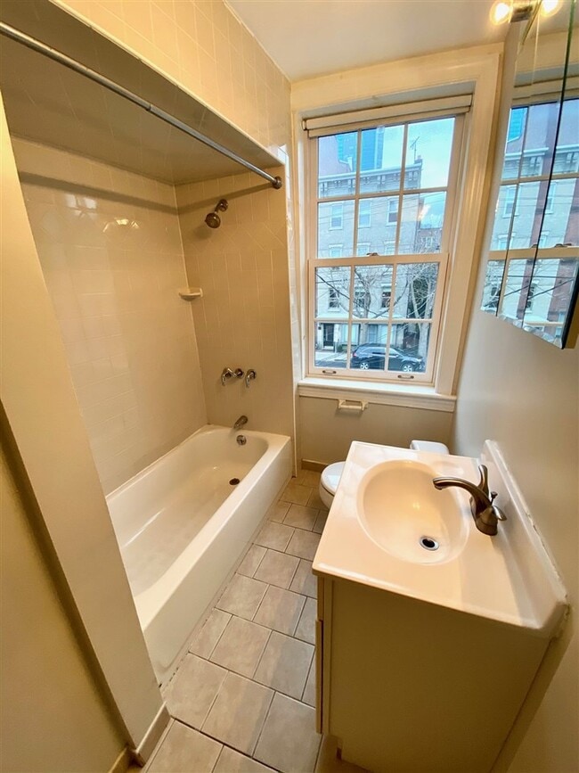 Building Photo - 209.5 Warren St