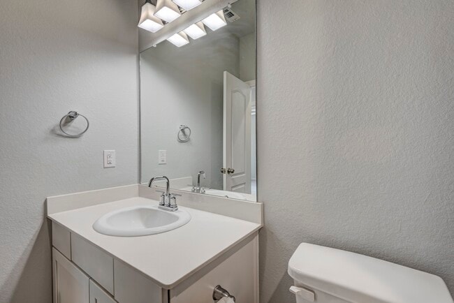 Building Photo - 208 Shoreview Dr