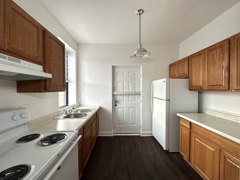 Building Photo - 3627 W Dickens Ave