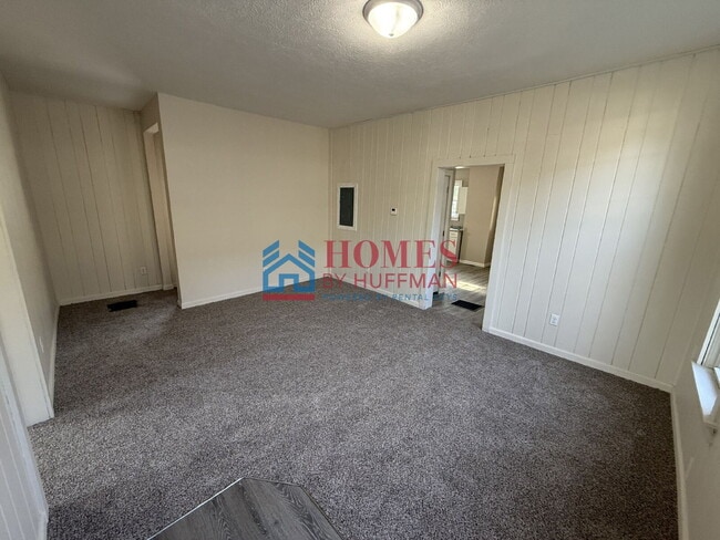 Building Photo - Three Bedroom | Updated | EHA Accepted | D...