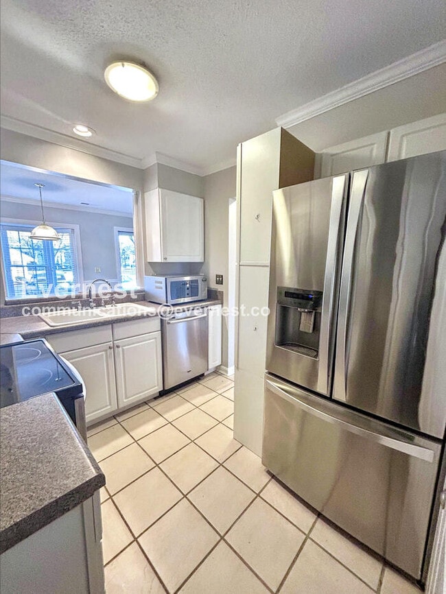 Building Photo - 2 Bed/2.5 Bath Condo with Off-Street Parking / Available Now!