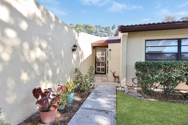 Building Photo - 55+ ONLY Updated 1 Bed 1 Bath In Meadow Croft In Bradenton!!