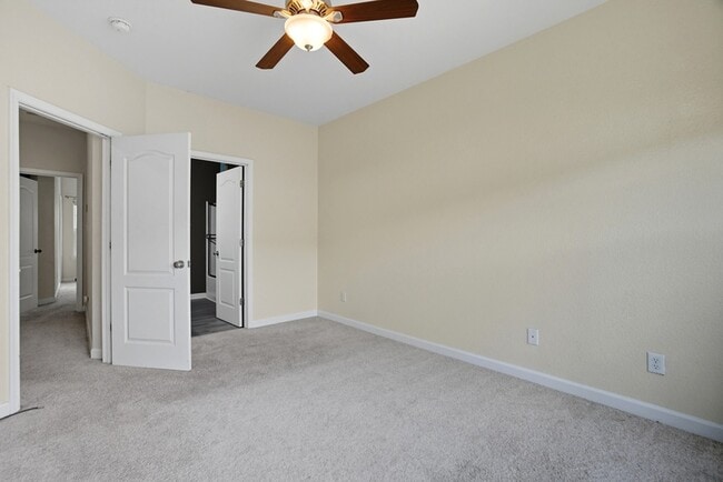 Building Photo - 230 Paradise Dr