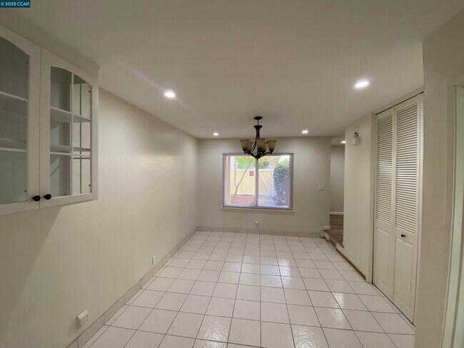 Building Photo - 1557 Siskiyou Dr