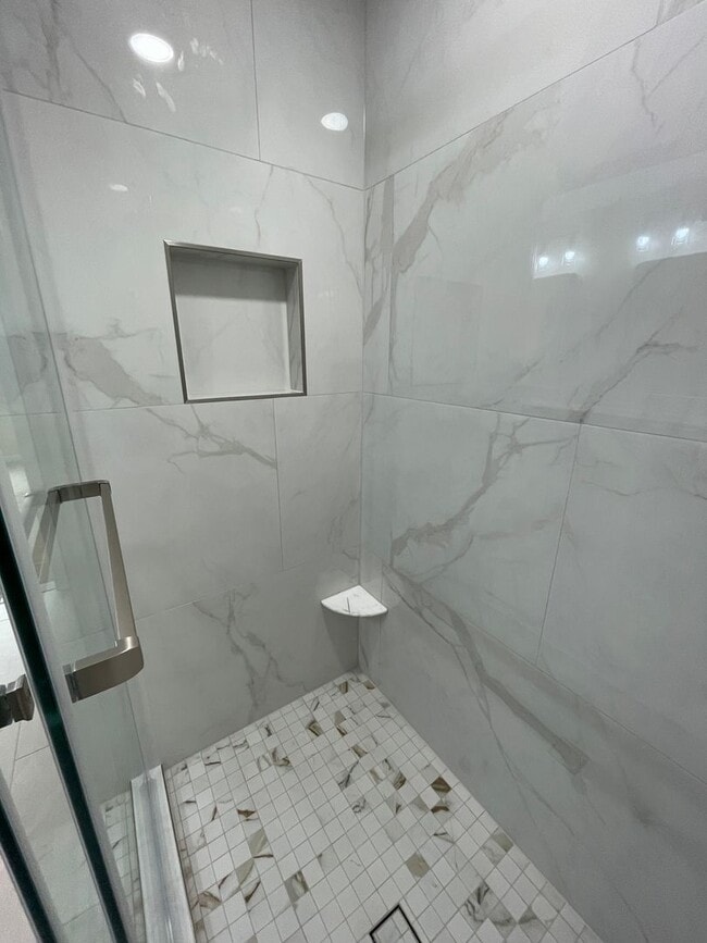 Building Photo - Elegant And Spacious 3 Bed 3.5 Bath Townhome In Vibrant Loudon Parkway Center