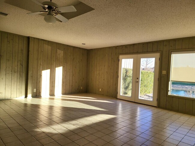 Building Photo - 547 Fairway Dr
