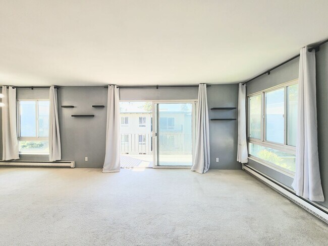 Building Photo - Top floor Woodlake condo, corner location