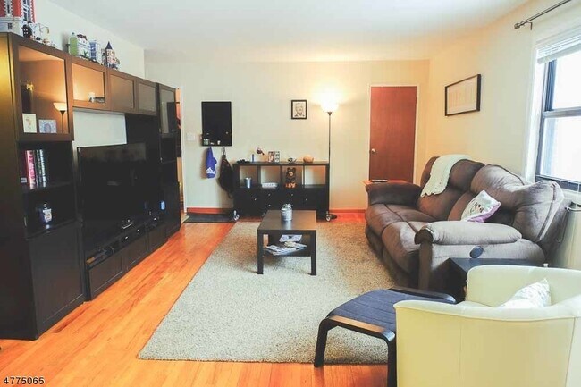 Building Photo - 10 Colonial Dr