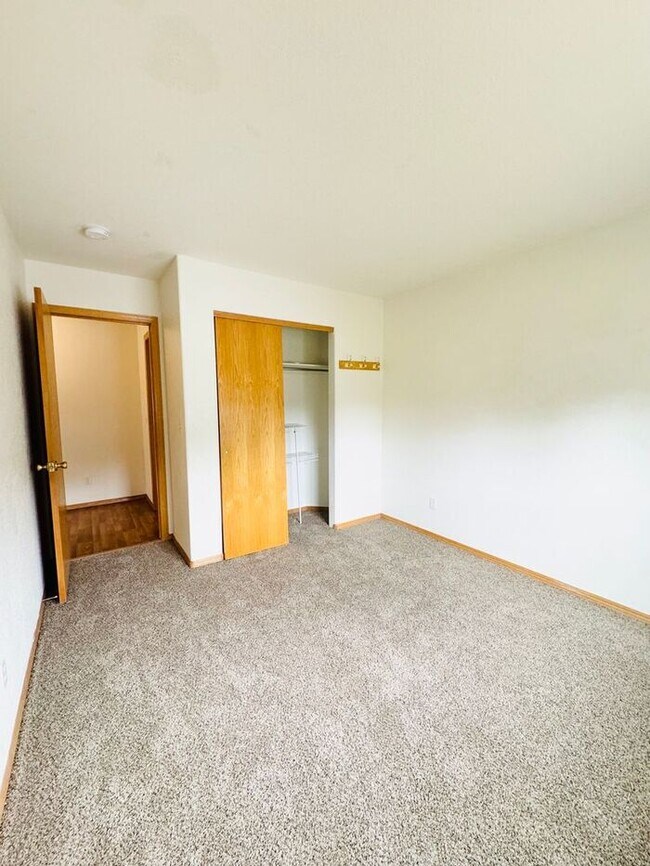 Building Photo - Gorgeous 5 Bedroom 3.5 Bath House with 3 c...