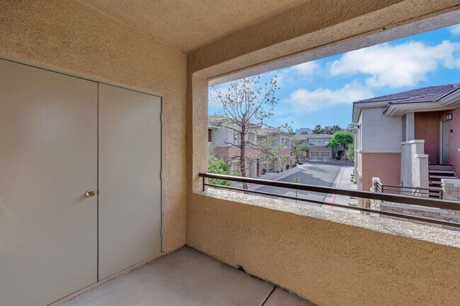 Building Photo - Gorgeous 2 bedroom condo in Summerlin