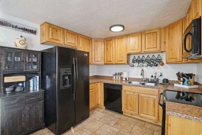 Building Photo - Springville Condo with Updated Kitchen, Deck & Creekside Setting