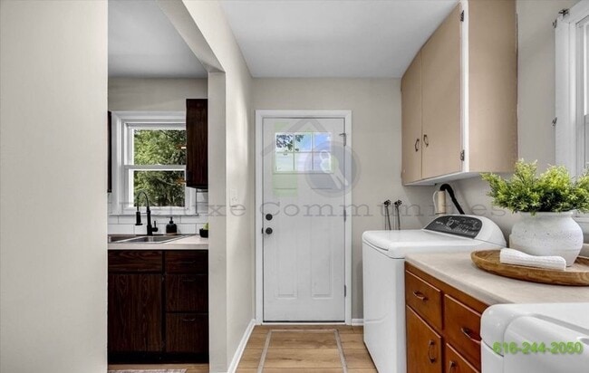 Building Photo - Newly Remodeled 3 Bedroom Kentwood Home! Stainless steel appliances!