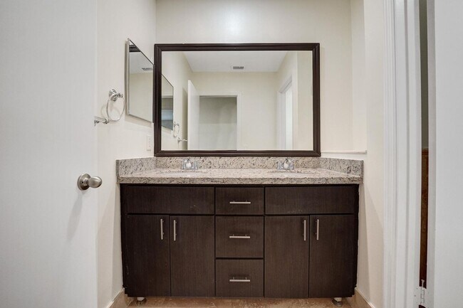 Building Photo - 949 Jade Ct