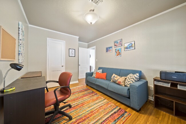 Building Photo - 1206 Oakwood Dr