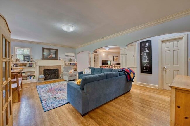 Building Photo - Beautiful 4 bedroom home in University Heights! Don't miss this one!