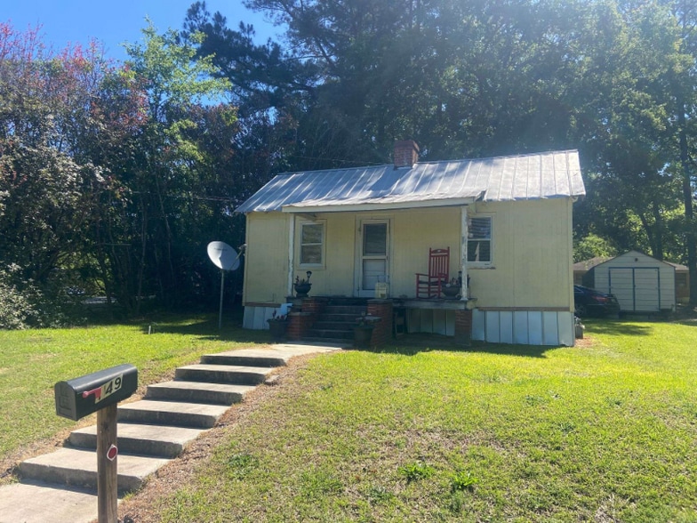 Building Photo - 149 Aikens St