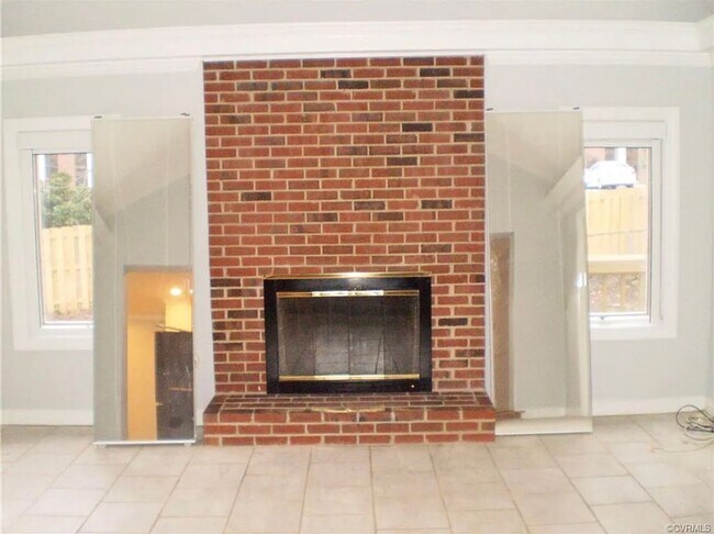 Building Photo - Beautifully Renovated 4bdrm/2.5bth Tri-Lev...