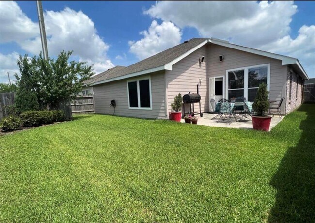 Building Photo - 15930 Hidden Crest Dr
