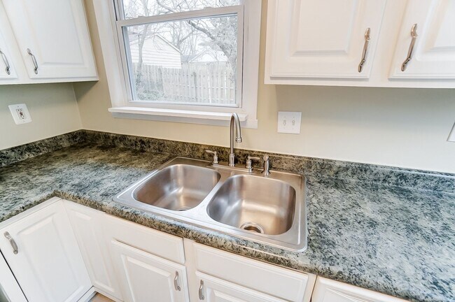 Building Photo - Westwood - Charming 3+ bed 1 bath home freshly updated
