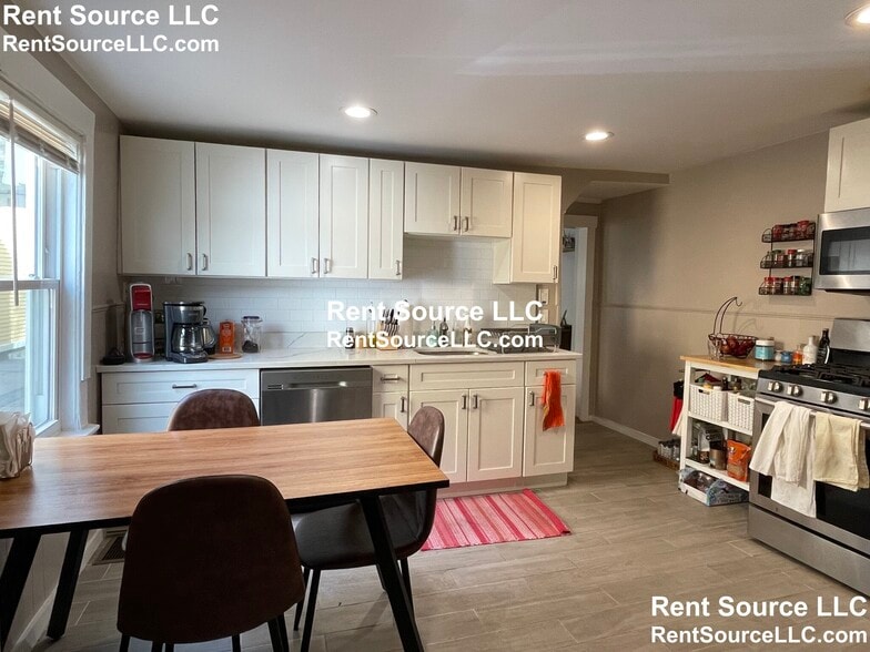 Building Photo - 73 Thorndike St