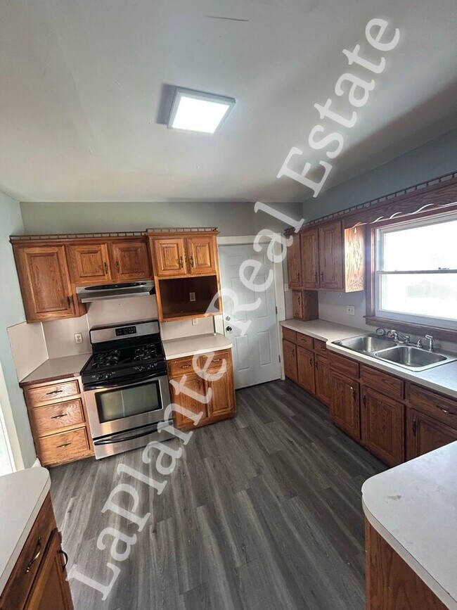 Building Photo - Comfy 3-Bedroom Home with Classic Charm in Toledo’s Old South End