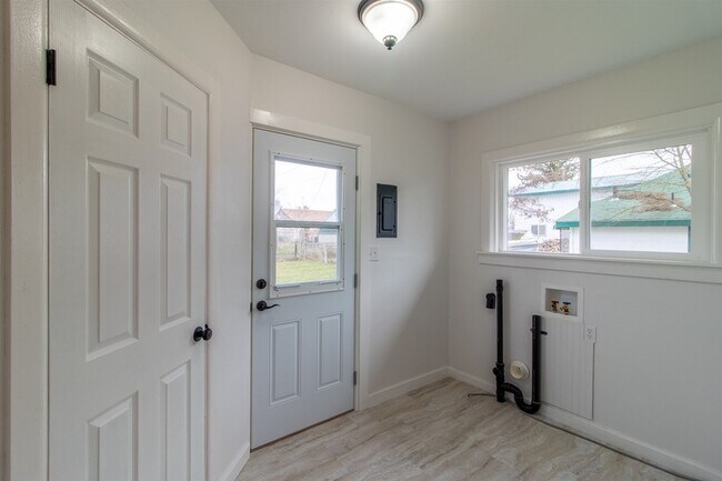 Building Photo - 1731 E Sanson Ave