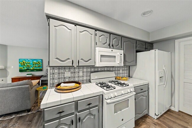 Building Photo - 700 Capri Dr