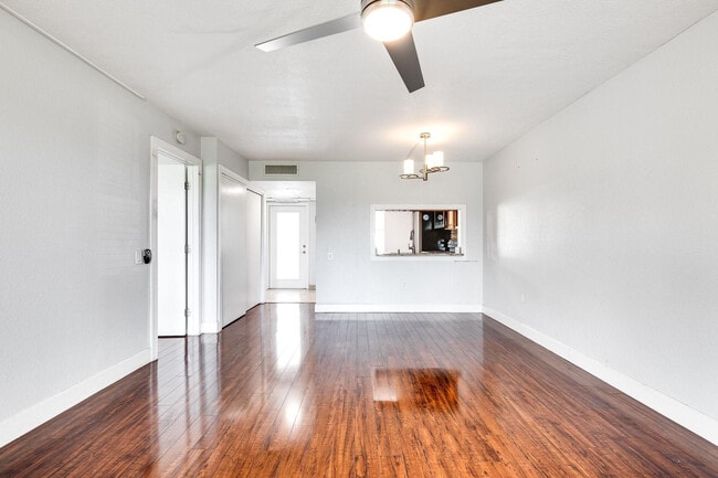 Building Photo - 9080 Lime Bay Blvd