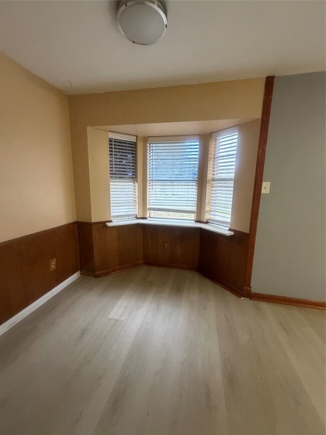 Building Photo - 10831 Overlea Dr